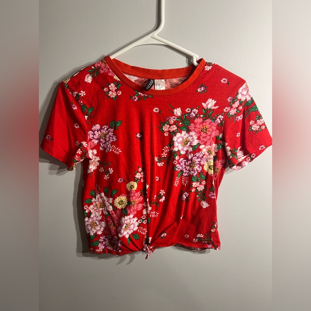 H&M divided size XS! Red cropped tee shirt with flowers on it!